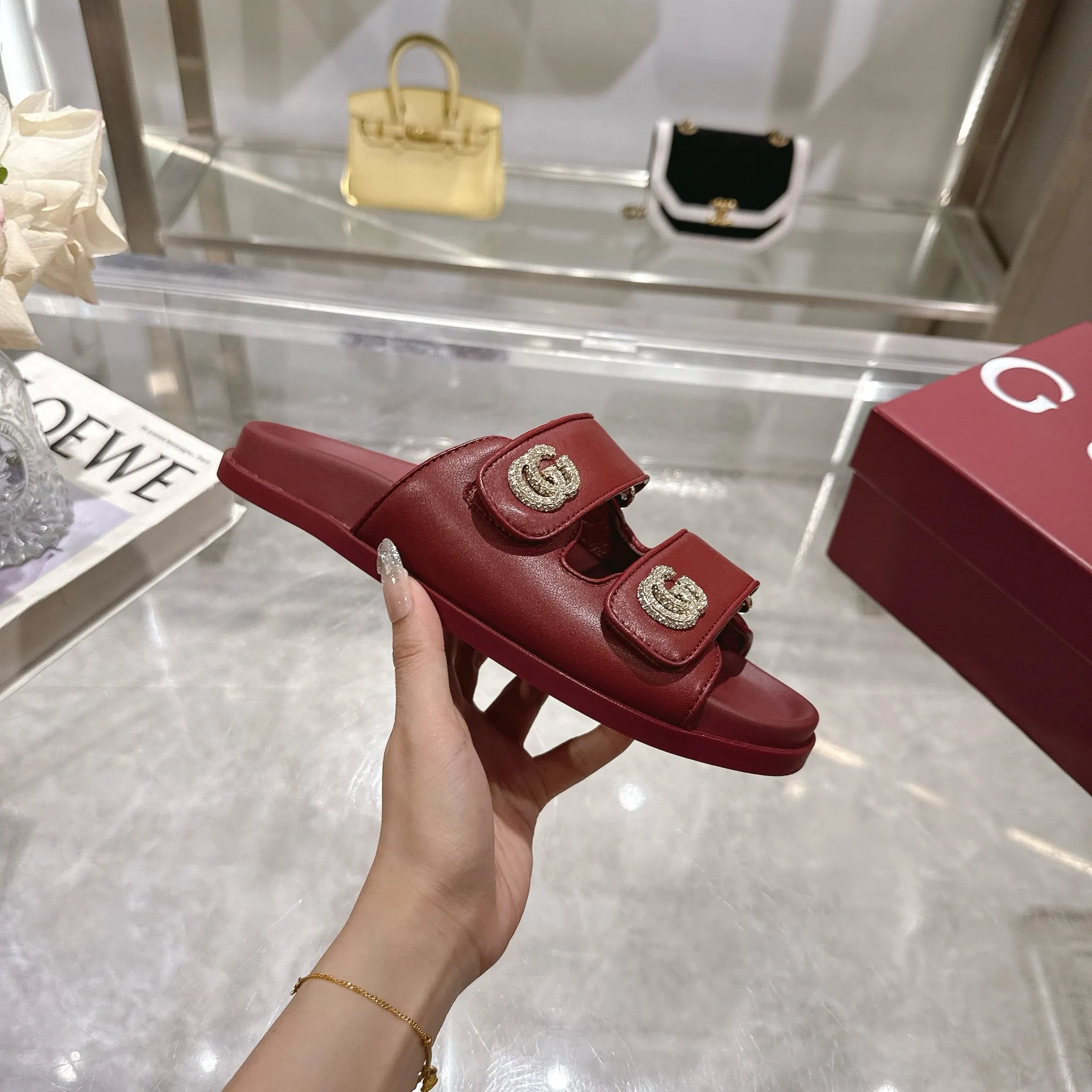 Wholesale direct sales 260👟👟 Gucci’s modern design aesthetic explores the path of unique craftsmanship, cleverly integrating the brand’s classic elements with its beloved brand identity. The sandal is embellished with the beloved Double G hardware, adding a touch of understated branding to the design, complementing the versatility of the Velcro straps. Women Light gold tone hardware Sheepskin lining Double G Rubber sole Velcro fastening Flat sole